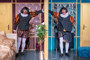 „Otello darf nicht platzen“ von Ken Ludwig ist eine spritzige, turbulente Komödie, die auf und hinter der Bühne für Chaos sorgt. Es dreht sich alles um einen renommierten Opernstar, der in einer wichtigen Aufführung von Verdis „Otello“ auftreten soll. Doch als der Star unerwartet ausfällt, beginnt eine wilde Verwechslungskomödie voller Missverständnisse, verkleideter Charaktere und chaotischer Szenen.