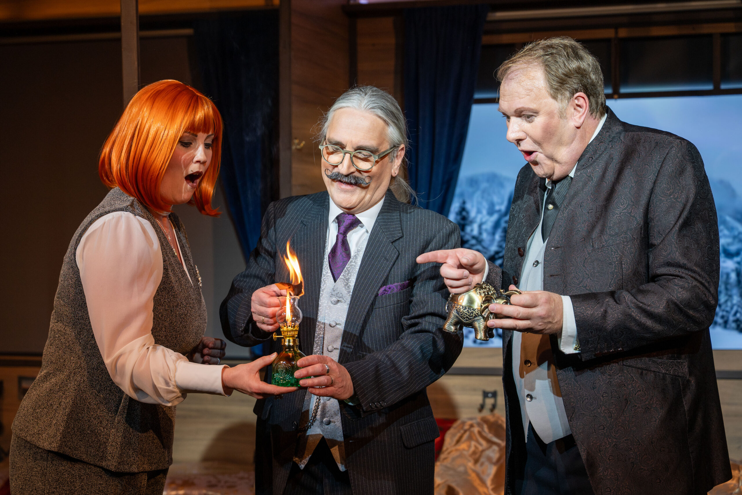 „Mord im Orientexpress“ – ein Krimi voller Eleganz, Spannung und unerwarteter Wendungen.. Während draußen der Schnee den Zug zum Stillstand bringt, nimmt im Inneren ein rätselhaftes Verbrechen seinen Lauf. Meisterdetektiv Hercule Poirot steht vor der Aufgabe, unter den Passagieren des luxuriösen Orientexpresses einen Mörder zu entlarven.